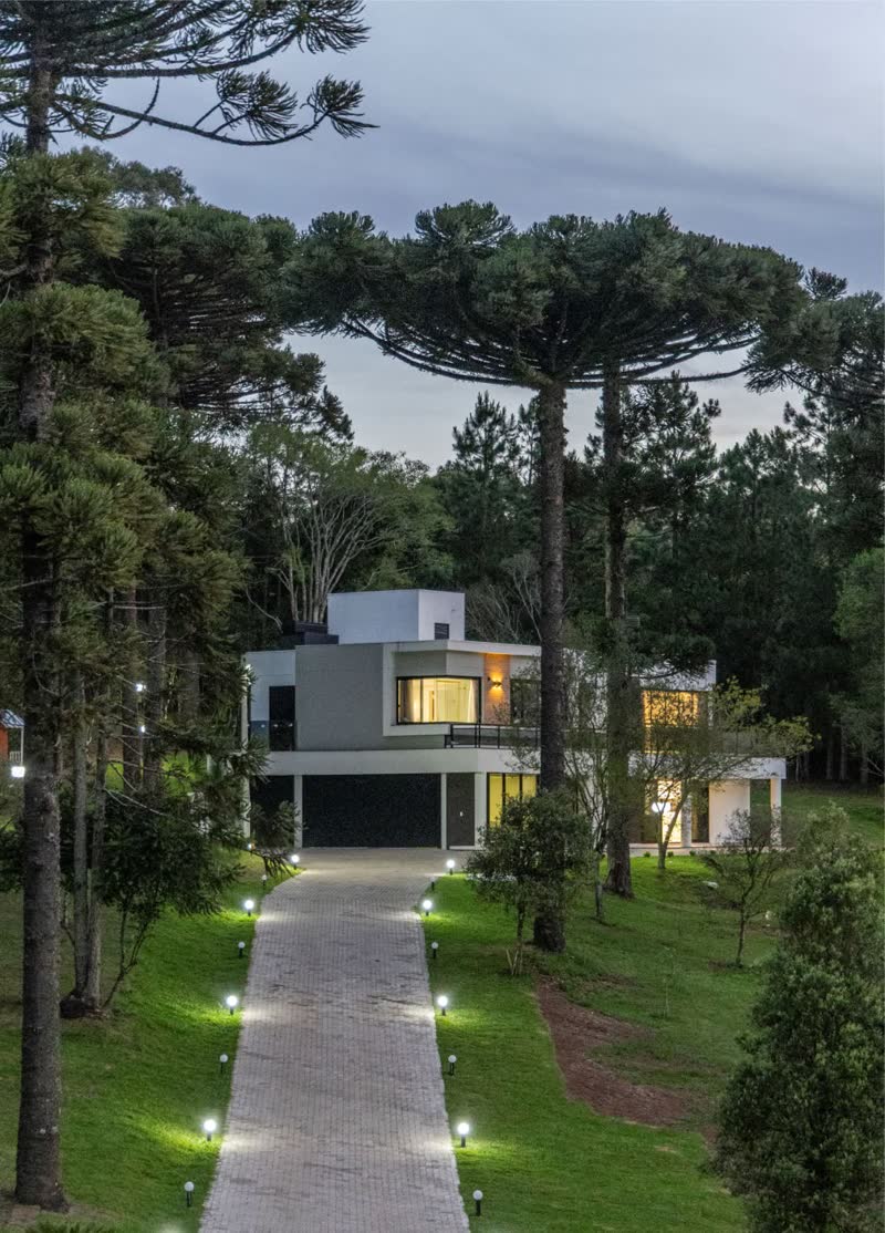Residência contemporânea entre araucárias, obra concluída