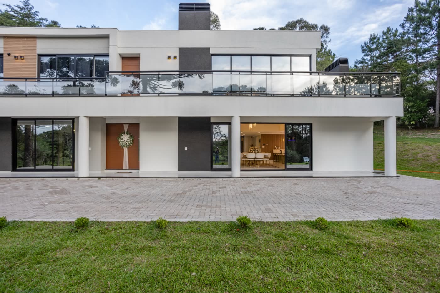Residência contemporânea projetada e executada pela Piva Arquitetura, entre araucárias na Serra Gaúcha